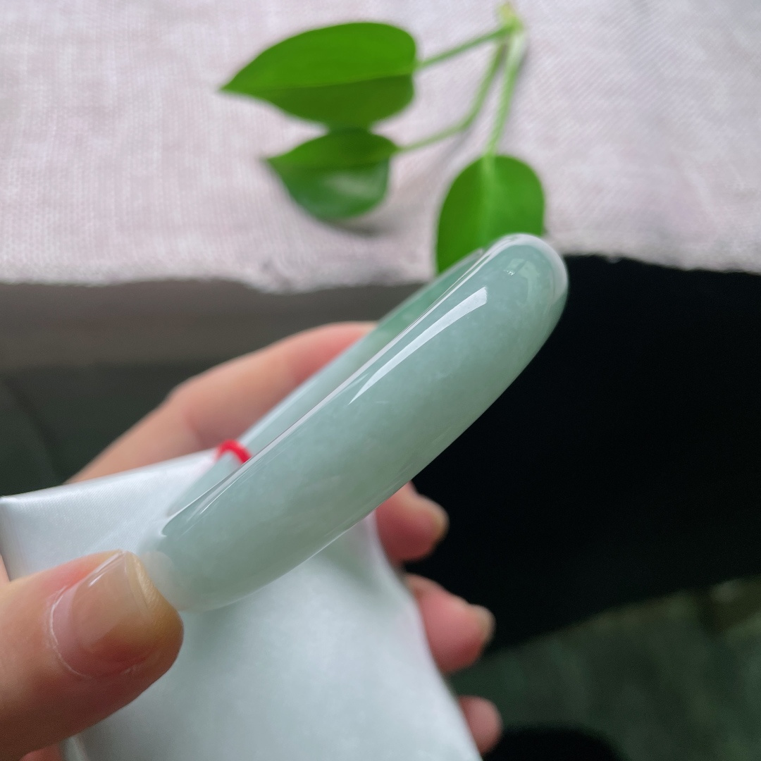 55.3/12.4/8.1，油青正圈，色线，种水清爽通透，自带温润胶感，经典正圈版型，上手清雅大方。ss59002a