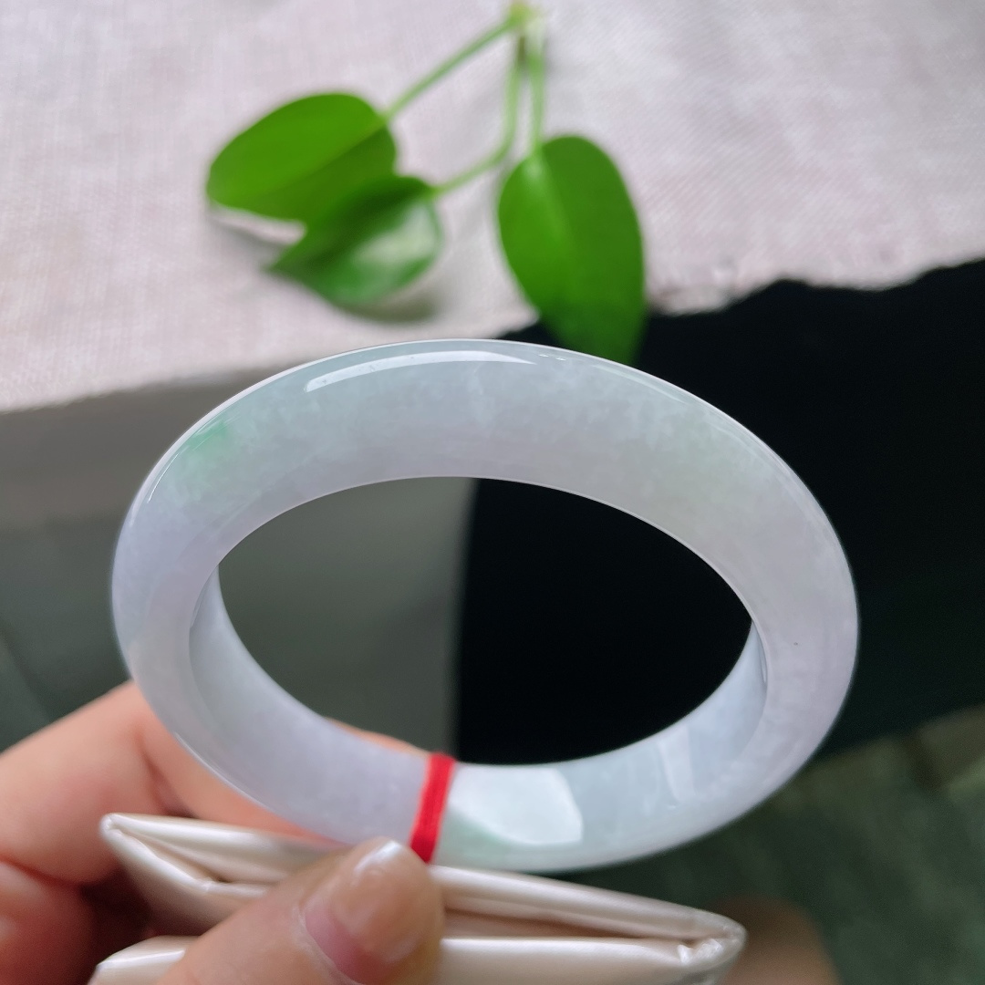 54.9/11.6/8.7，春彩正圈，一点晶体，素白玉底浮点点翠影，绿意灵动含蓄，如春风拂过山野，意境悠然。ss58856a