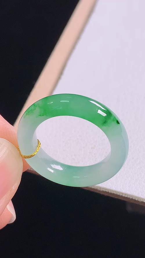 冰飘绿指环，无裂，尺寸:圈口10/15.5-4.4-3.3mm 9