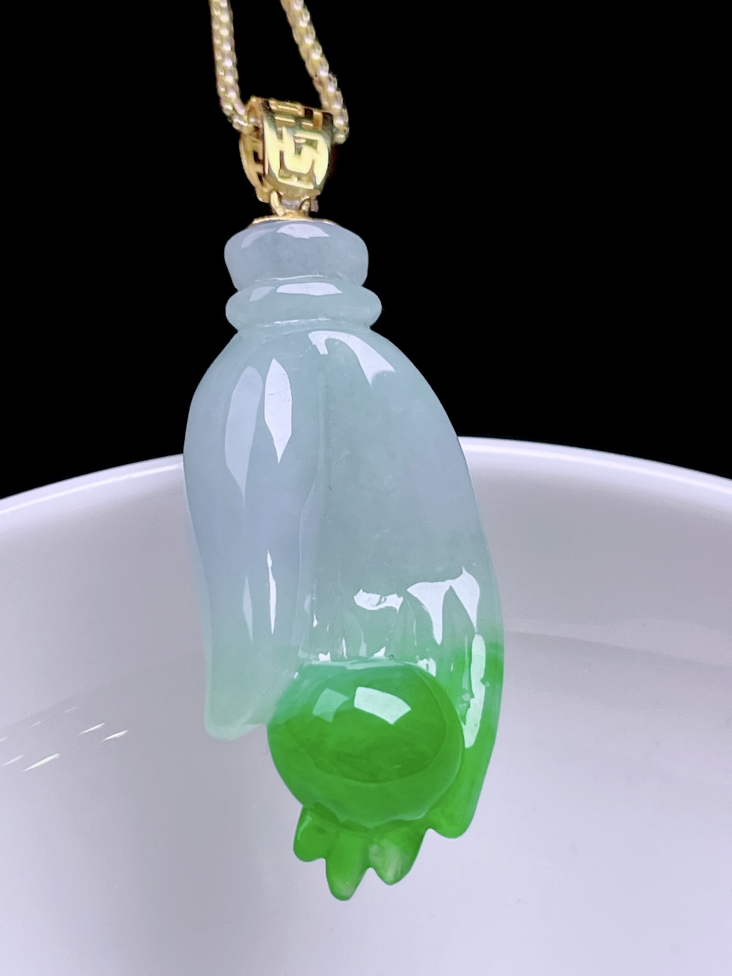 ️ 冰飘绿花掌上明珠 花色灵动，种老水润，18k金镶嵌 整体：42.2 裸石：34/15.6/8.