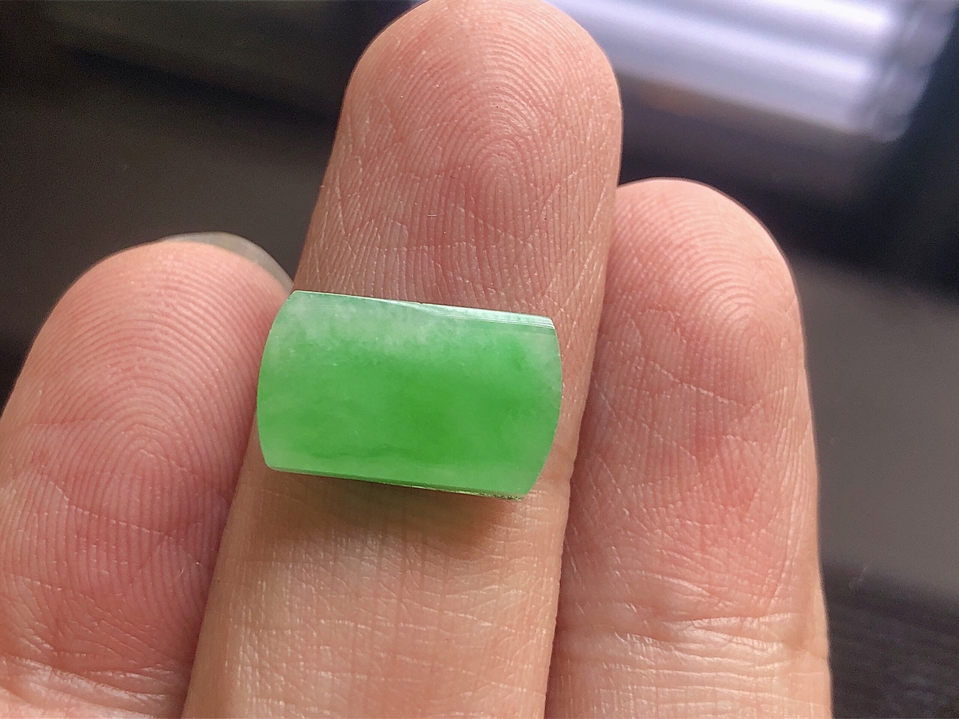 ️ 冰种阳绿马鞍， 色泽艳阳，通透水润，玉质细腻，夺目迷人，镶嵌效果，品相，无裂，尺寸14.3*8.7*2.8