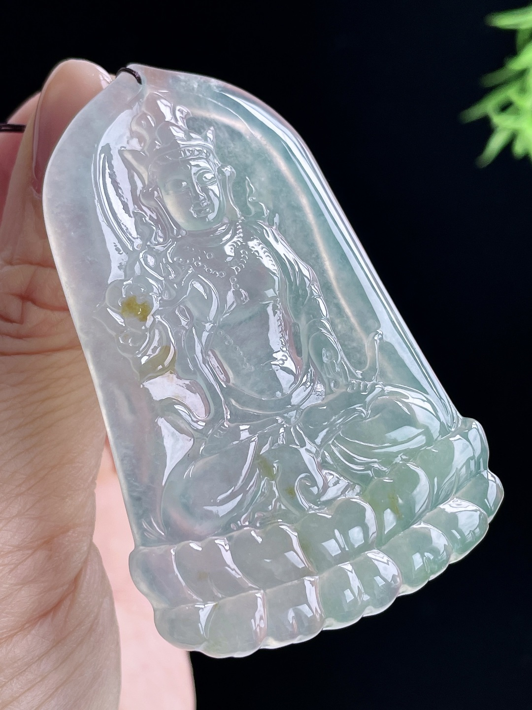 【裸石】冰种晴水大势至观音持莲观音牌吊坠 【说明】缅甸 无裂 性比高 飘黄翡 【尺寸】70-43.8-5 【重量】32.2克