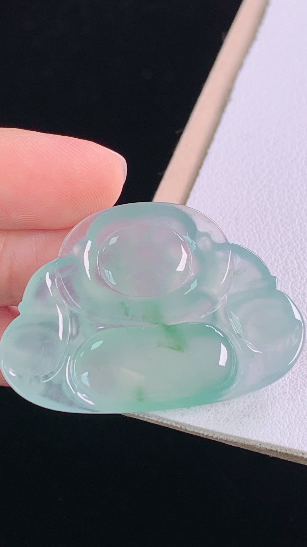 ️冰种飘花佛公，花色灵动，清透细腻，无裂，尺寸:26.2-38.6-6.7mm 10