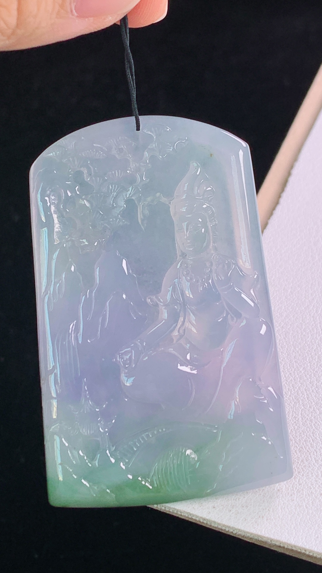 ️春彩山水观音 色彩丰富，雕工精湛，无裂 尺寸:60.6-39.0-5.6mm 10
