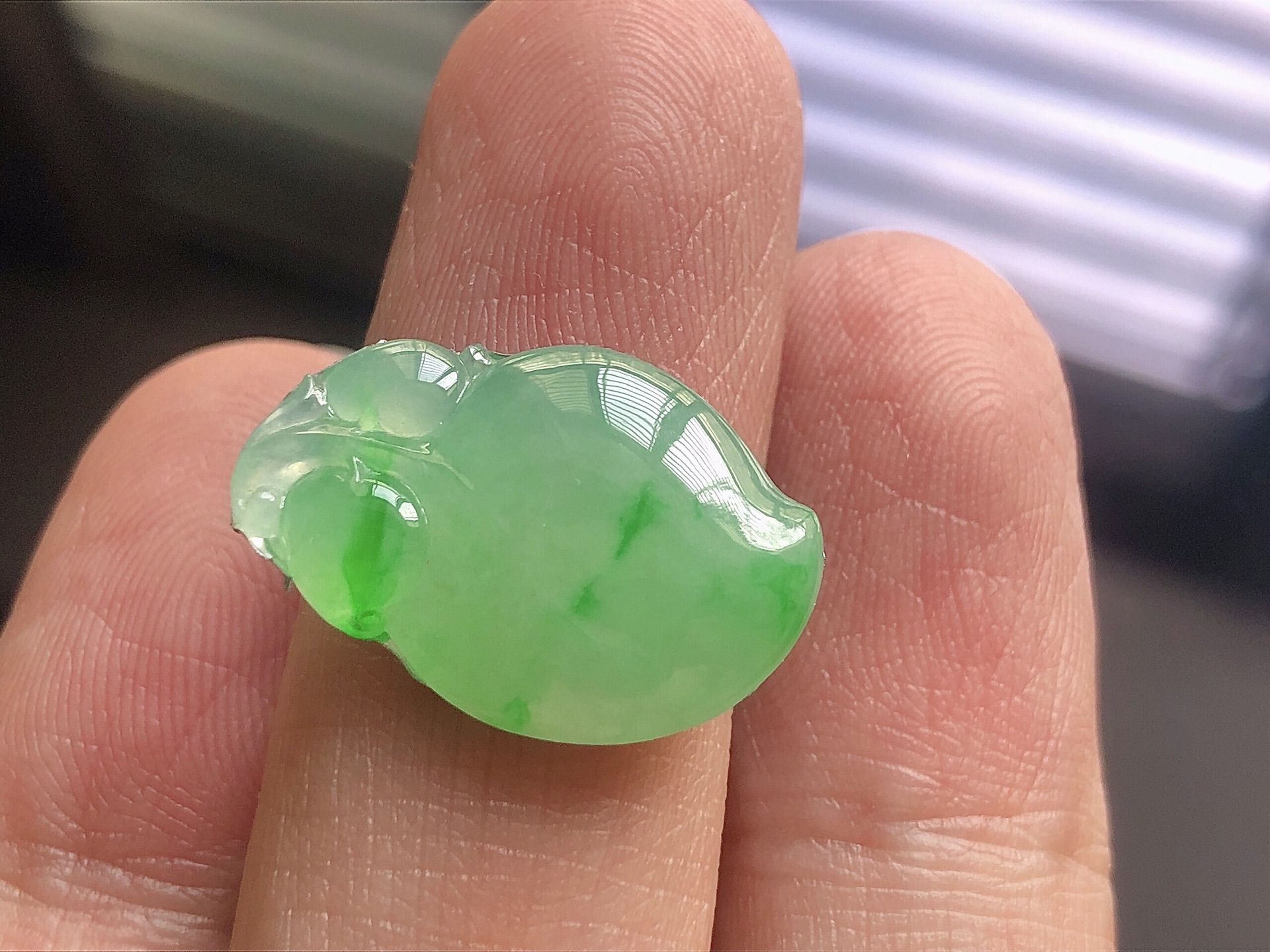 ️ 冰种阳绿福瓜，色泽艳阳，通透水润，玉质细腻，夺目迷人，镶嵌效果，品相，无裂，尺寸21*13.8*5.1