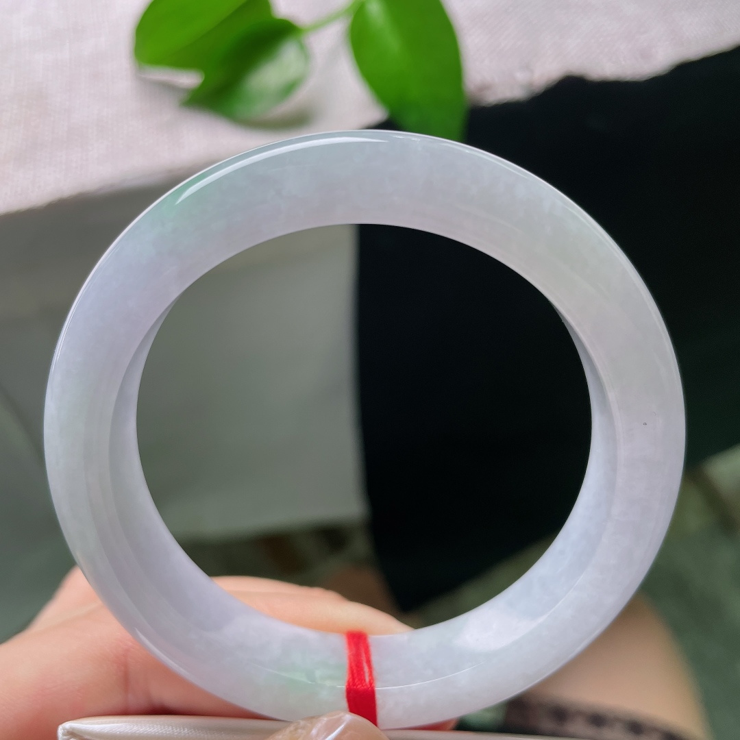54.9/11.6/8.7，春彩正圈，一点晶体，素白玉底浮点点翠影，绿意灵动含蓄，如春风拂过山野，意