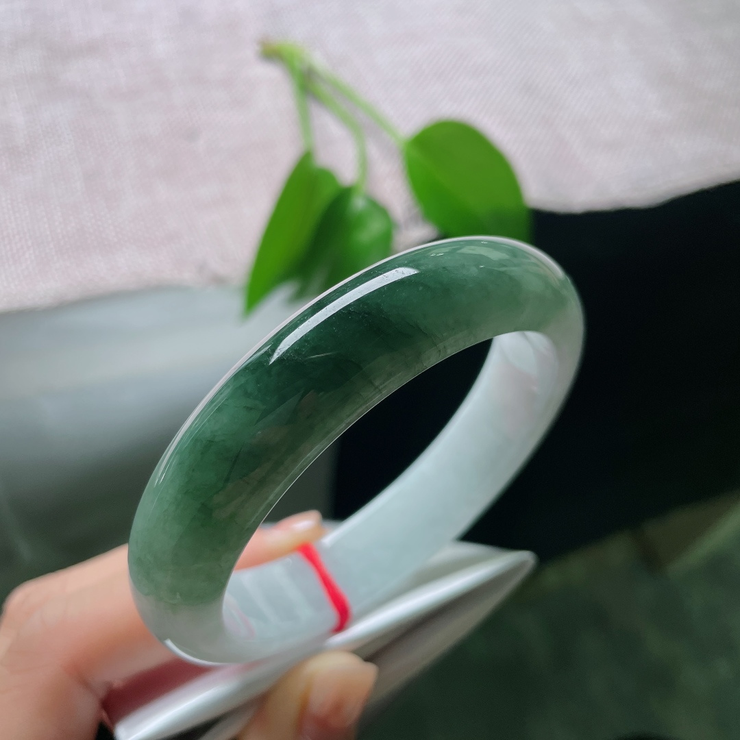 58.5/14.1/8.8，油青正圈，一点皮纹，半山半水翡翠平安镯，玉载山水色，圆镯绕腕，腕间揽一轴青绿山水。ss59005a