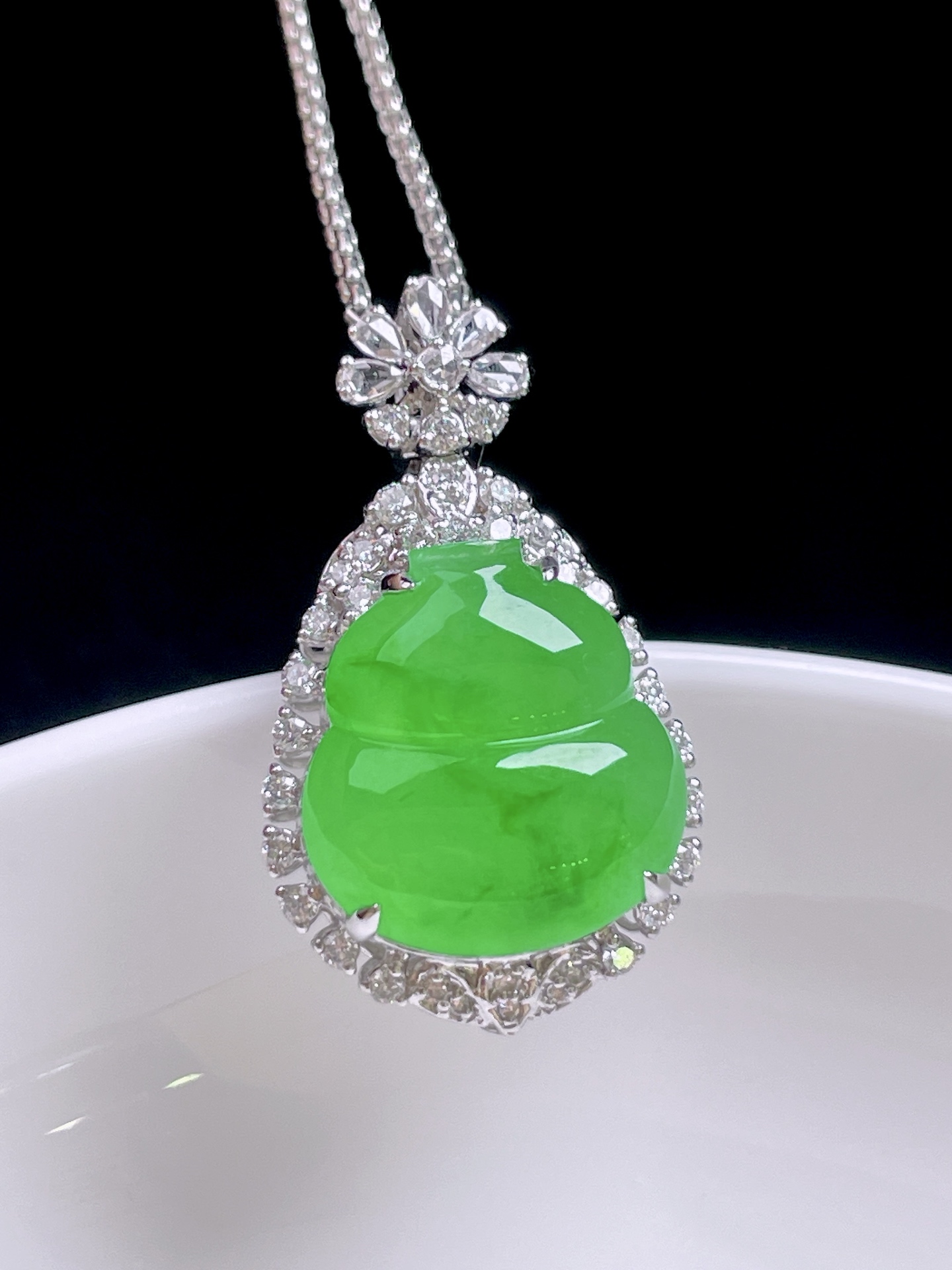 ️ 冰种阳绿葫芦 色泽鲜艳，种老水润，18k金镶嵌 整体：26.5/15.4/9.7 裸石：13.8/13
