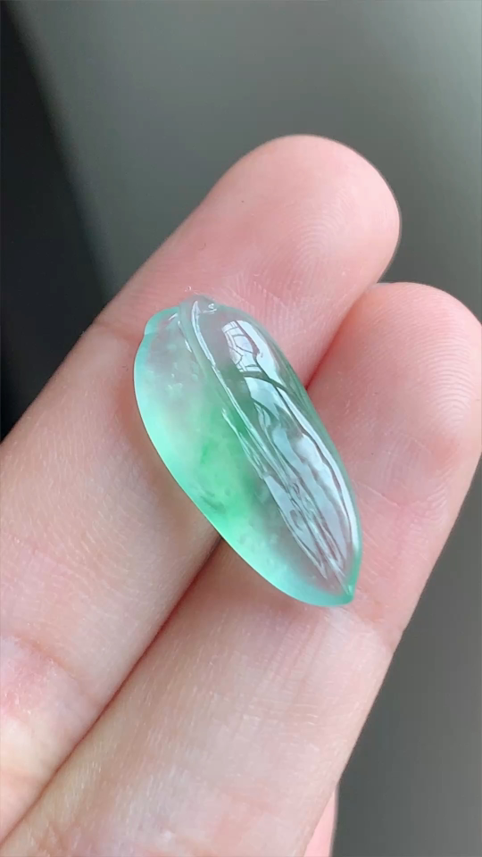 ️翡翠精品。树叶，冰种，飘绿无裂，尺寸22.2-10.5-4.6 aa913