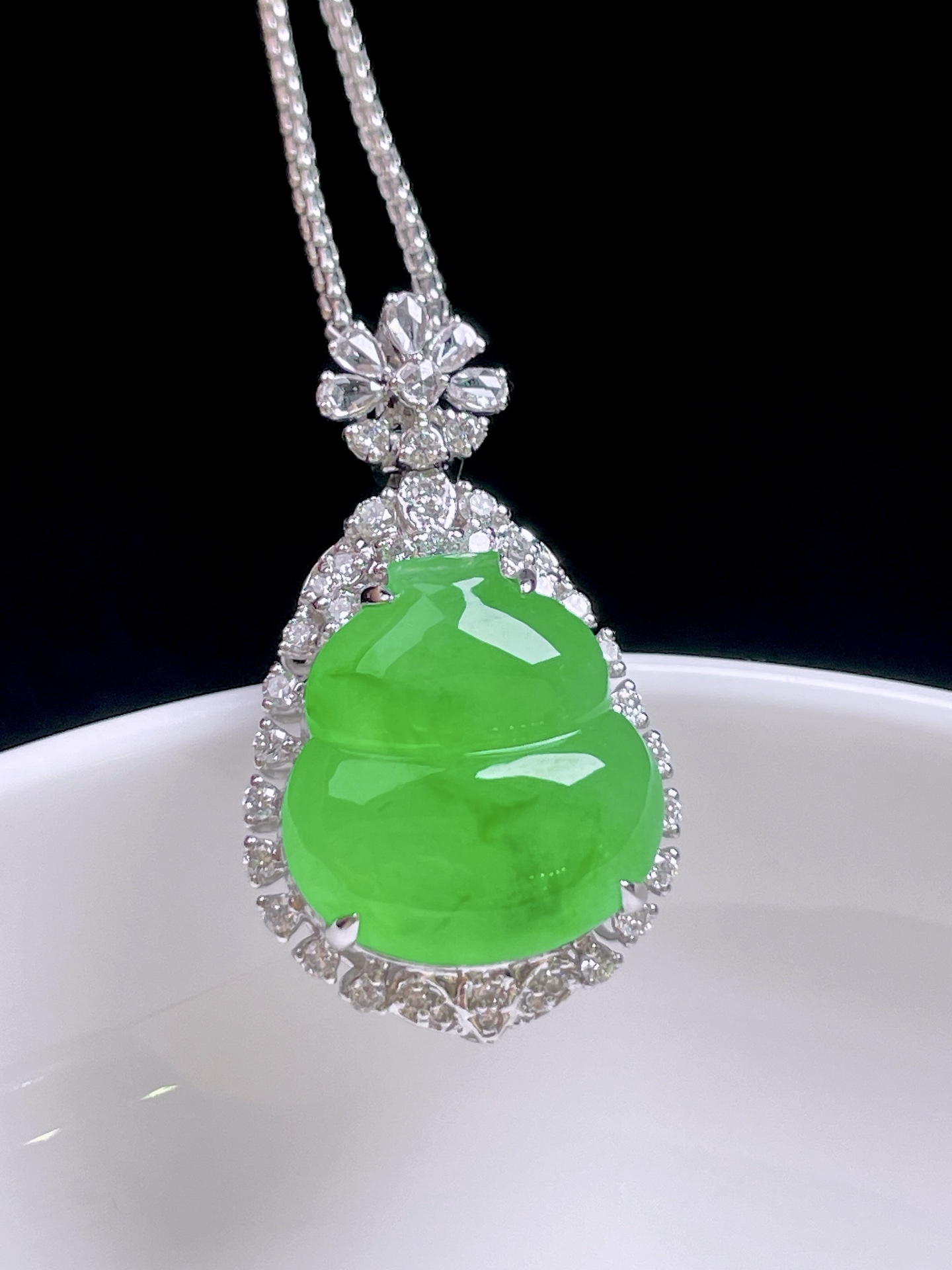 ️ 冰种阳绿葫芦 色泽鲜艳，种老水润，18k金镶嵌 整体：26.5/15.4/9.7 裸石：13.