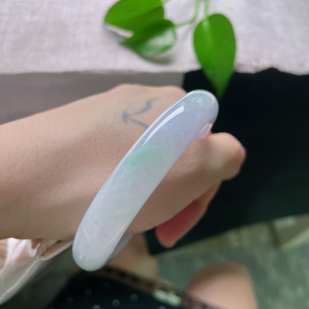 54.9/11.6/8.7，春彩正圈，一点晶体，素白玉底浮点点翠影，绿意灵动含蓄，如春风拂过山野，意境悠然。ss58856a