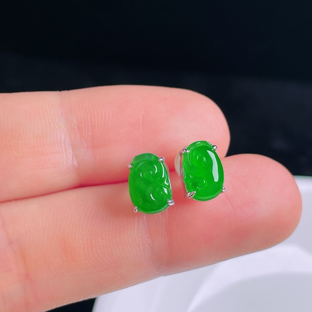 ️辣绿耳钉，18k镶嵌，老种起光，细底通透，尺寸：裸石9/6.4/2.5mm0913