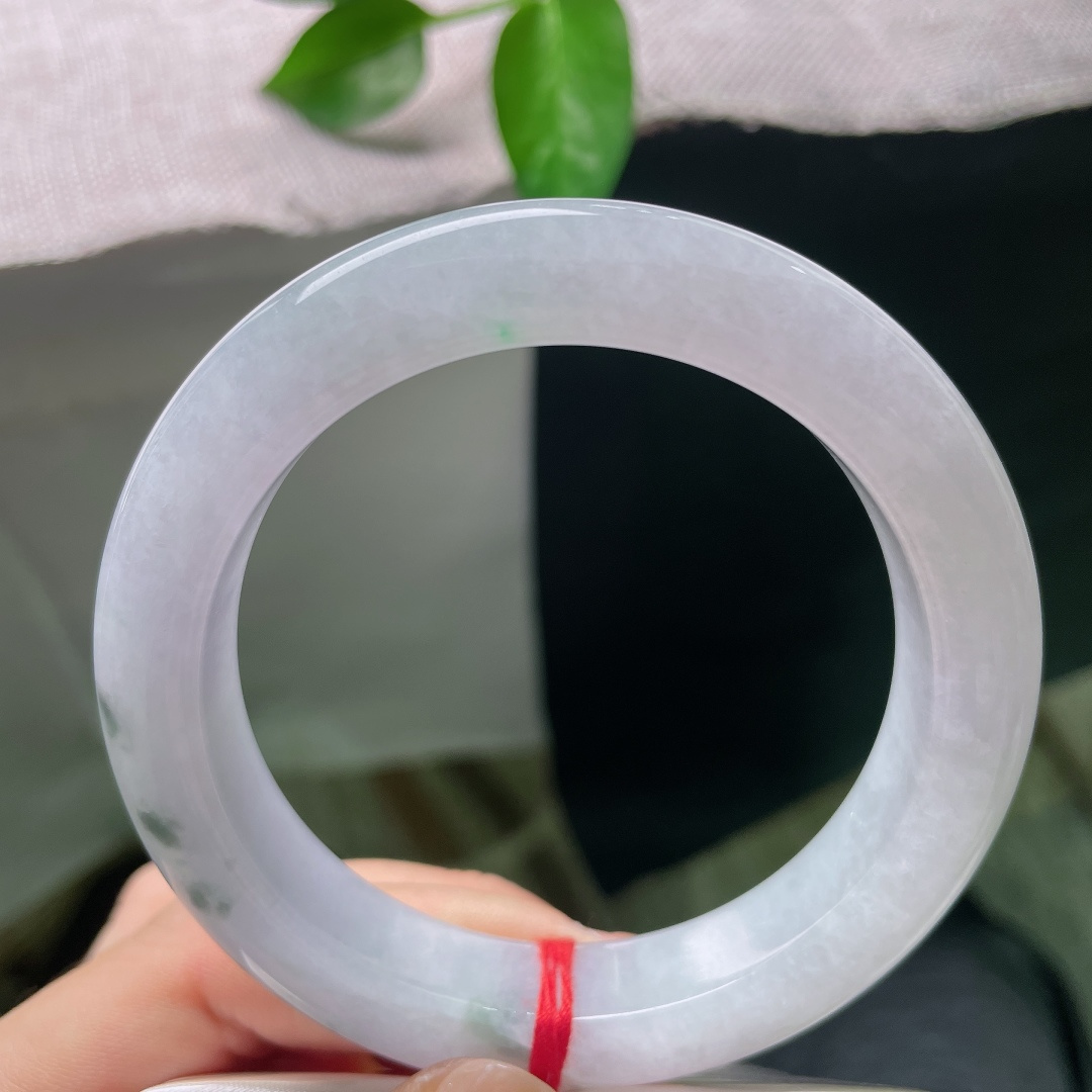 59/12.8/10.2，飘花正圈，皮纹，好似一幅流动的水墨小画，紫底做宣纸，飘花作笔墨，把大自然的巧思写在这一圈玉镯之上。ss59031a