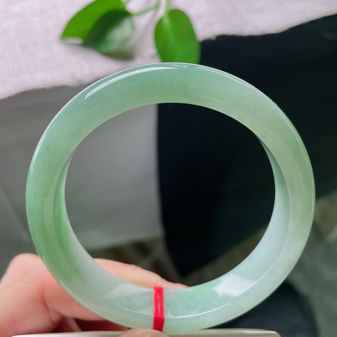 56.6/13.6/8.2，绿底正圈，一点皮纹，种水莹润通透，自带淡淡胶感，经典正圈版型，上手端庄雅致。ss57843a
