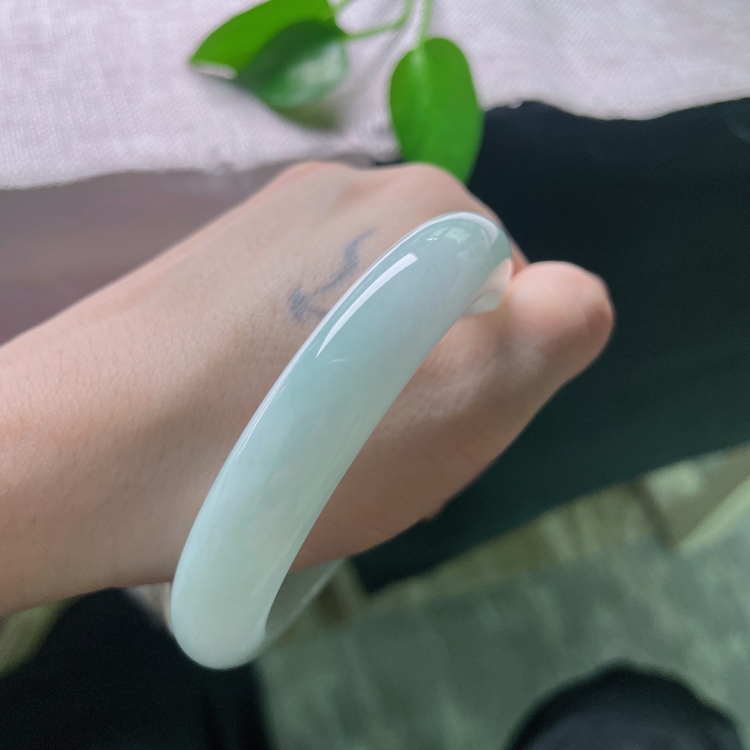 58.4/11.9/8.8，蓝底正圈，无裂，玉质细密紧实，温润细腻，素净无花，便是这份素雅纯粹的玉之本色。ss58868a