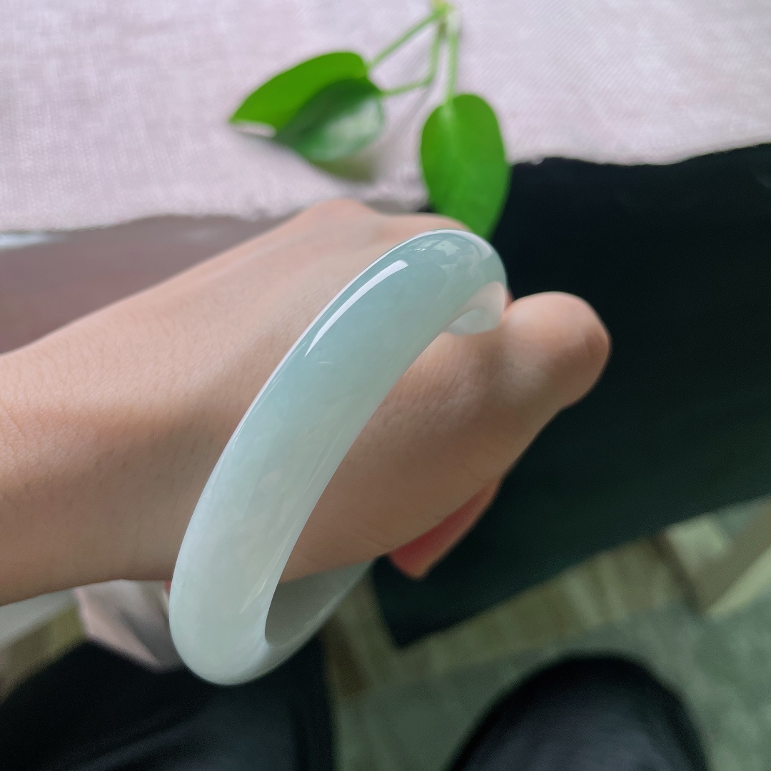 58/12.2/9.5，蓝底正圈，无裂，温润细腻，朦胧柔和的蓝调，是细品方知的韵味，安静内敛，让人目光不自觉久久停留。ss58869a