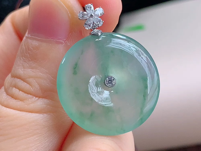 ️ 18K金伴钻平安扣， 无裂，尺寸29.1/22.3-4.6mm，包A附证书