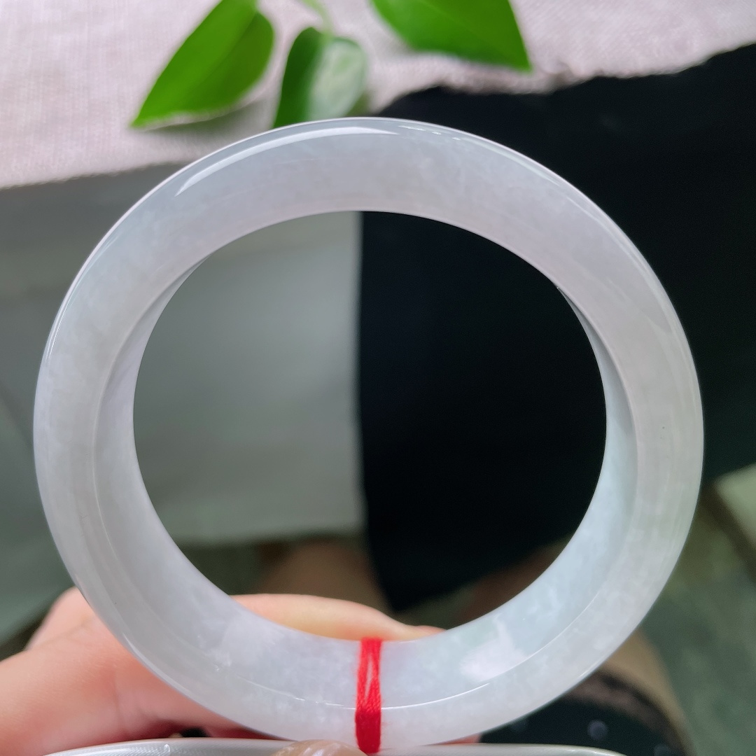 56.9/14.5/8.5，白月光正圈，长纹，种水清爽干净，质感莹润顺滑，经典正圈镯型，上手端庄雅致