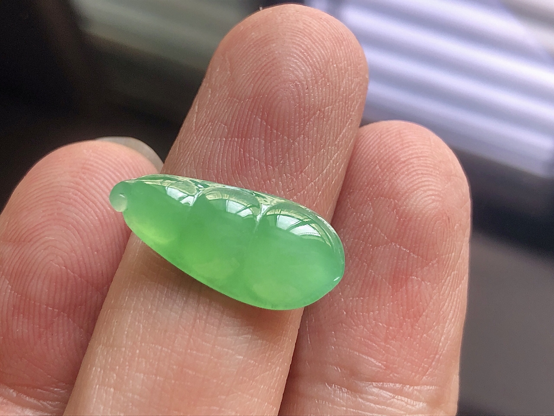 ️ 冰种阳绿福豆，色泽艳阳，通透水润，玉质细腻，夺目迷人，镶嵌效果，品相，无裂，尺寸20.3*9.3*4.1