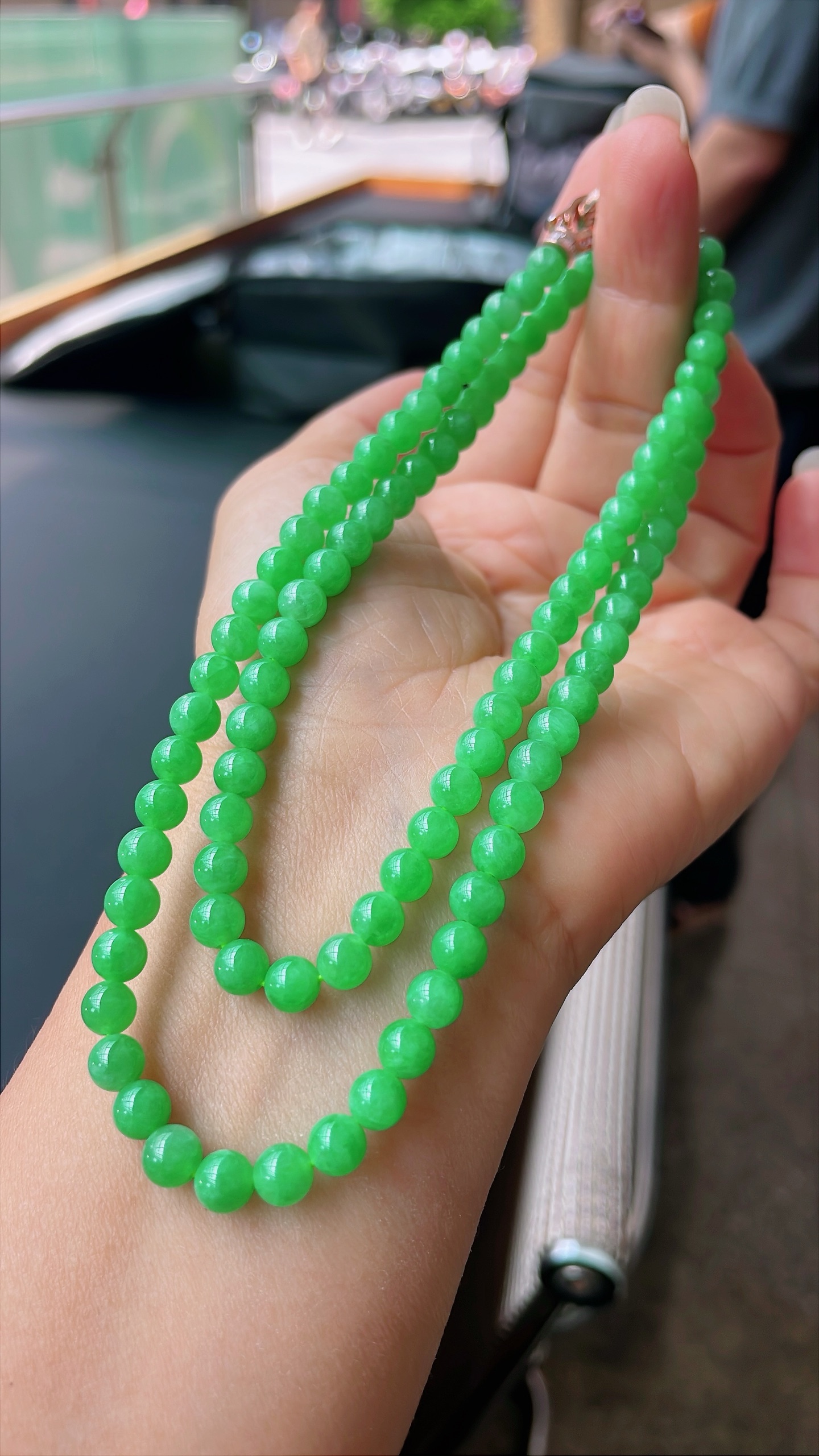 ️ 冰种阳绿项链 色泽鲜艳，珠圆玉润 尺寸：5.3/5.8，102颗