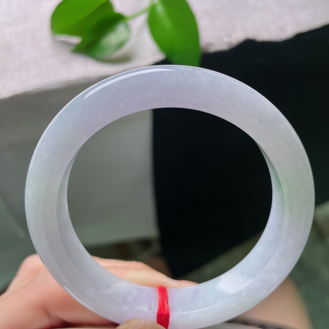 54.9/11.6/8.7，春彩正圈，一点晶体，素白玉底浮点点翠影，绿意灵动含蓄，如春风拂过山野，意境悠然。ss58856a