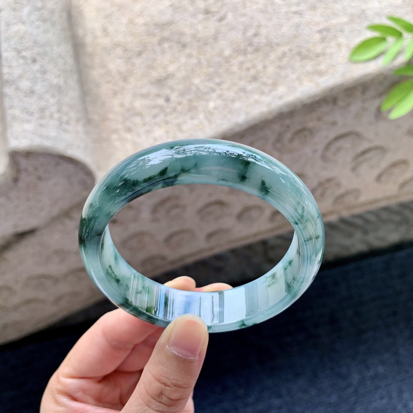 正圈58 59 圈口59/15.3/7 编码WW091404 糯冰飘花，宽版，水润，种老，细腻，打灯有纹线