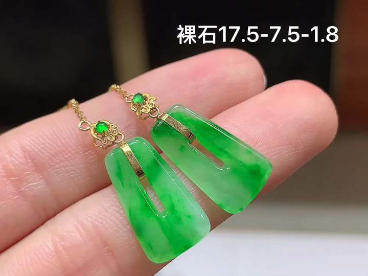 ️ 18K 辣绿方糖扣耳坠 无裂，尺寸，17.5-7.5-1.8
