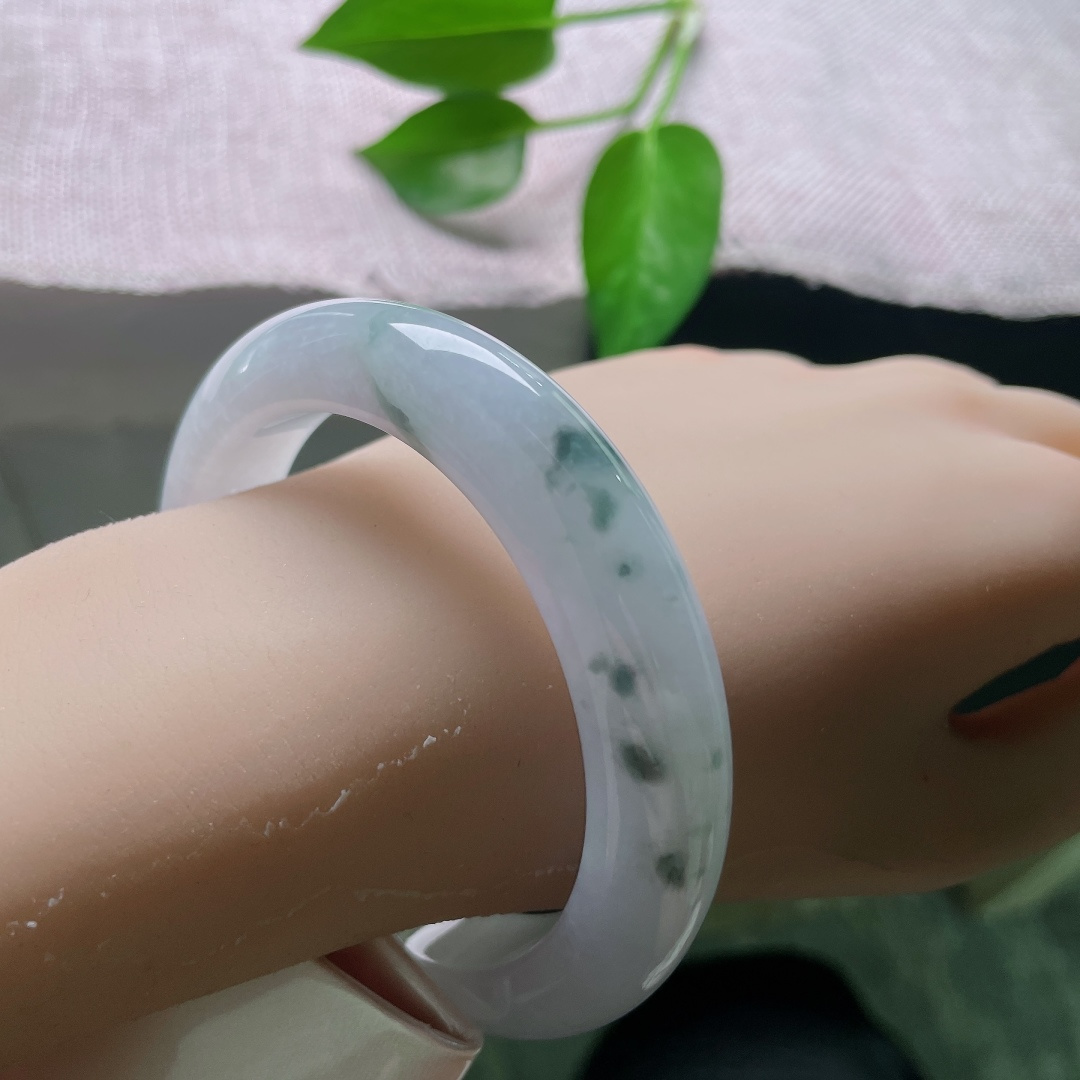 59/12.8/10.2，飘花正圈，皮纹，好似一幅流动的水墨小画，紫底做宣纸，飘花作笔墨，把大自然的巧思写在这一圈玉镯之上。ss59031a