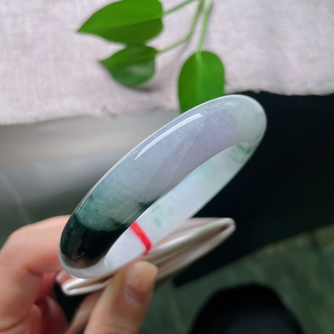 59/13/10.8，飘花正圈，皮纹，飘逸的飘花随性散落在紫底之上，花型舒展自然，如同水墨落笔，写意又鲜活。ss59029a