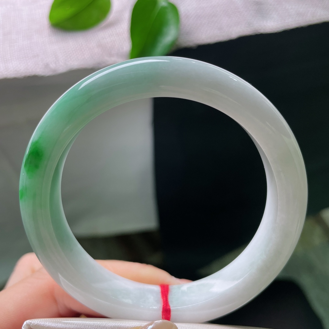 57.2/11.7/9.2，飘绿正圈，横纹，玉质柔和细腻，光泽内敛温润，以朴实柔和的玉感取胜，把飘翠衬得愈发鲜活明媚。ss57993a