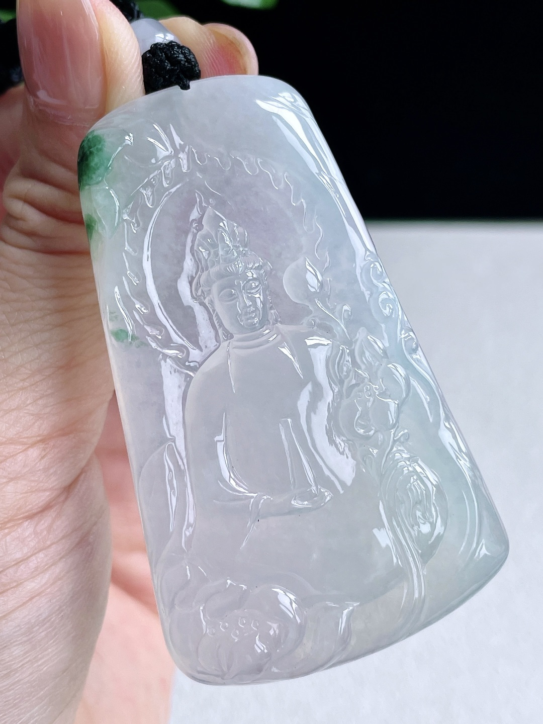 【裸石】糯冰飘花大势至观音持莲观音牌吊坠 【说明】缅甸 无裂 性比高 厚装 【尺寸】66-39.5-6.8 【重量】40克