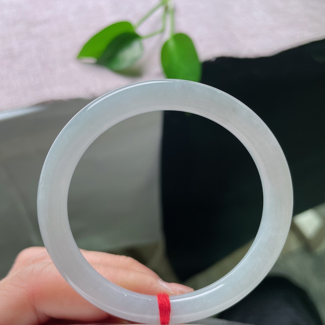 52/7.5，绿底圆条，一点皮纹，小叮当，玉质细腻匀净，浅晴底色清透柔和，自带水光。ss58811a