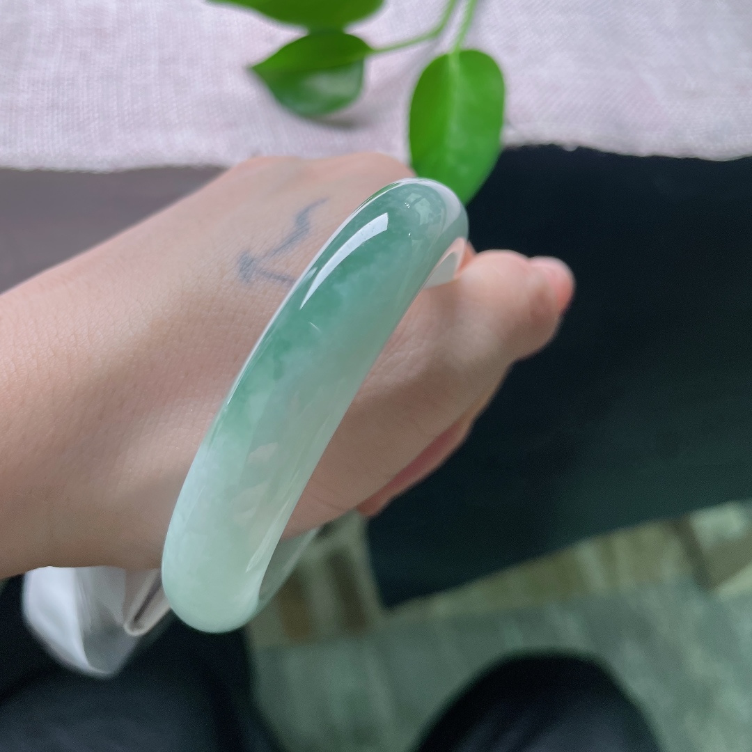 55.3/12.4/8.1，油青正圈，色线，种水清爽通透，自带温润胶感，经典正圈版型，上手清雅大方。ss59002a
