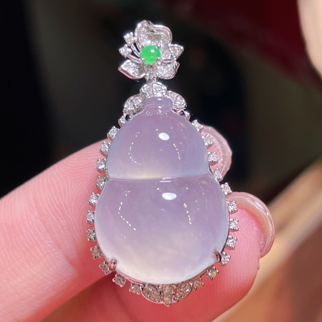 ️翡翠A货 葫芦吊坠 冰种起光，料子冰润细腻，种老起光，18k金镶真钻，上身佩戴效果很好 整体3