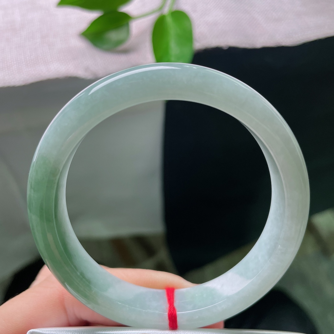 55.3/12.4/8.1，油青正圈，色线，种水清爽通透，自带温润胶感，经典正圈版型，上手清雅大方。ss59002a