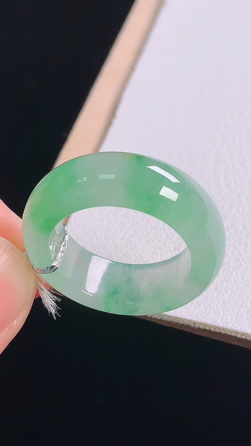 冰飘绿指环，无裂，尺寸:圈口11/16.2-6.9-3.6mm 6