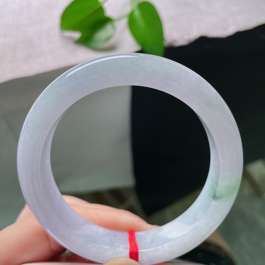 54.8/12.4/8.8，春彩正圈，无裂，紫底清雅温润，一抹翠色落于镯身，紫绿相融韵味悠然。ss58847a