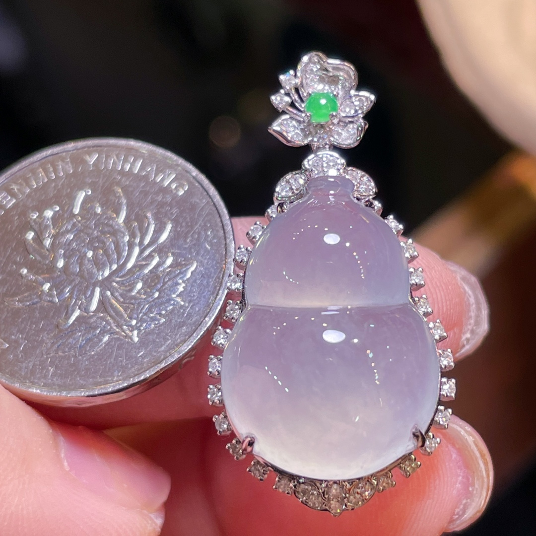 ️翡翠A货 葫芦吊坠 冰种起光，料子冰润细腻，种老起光，18k金镶真钻，上身佩戴效果很好 整体33.2-17.2-11.8裸石20.5-14.8-8