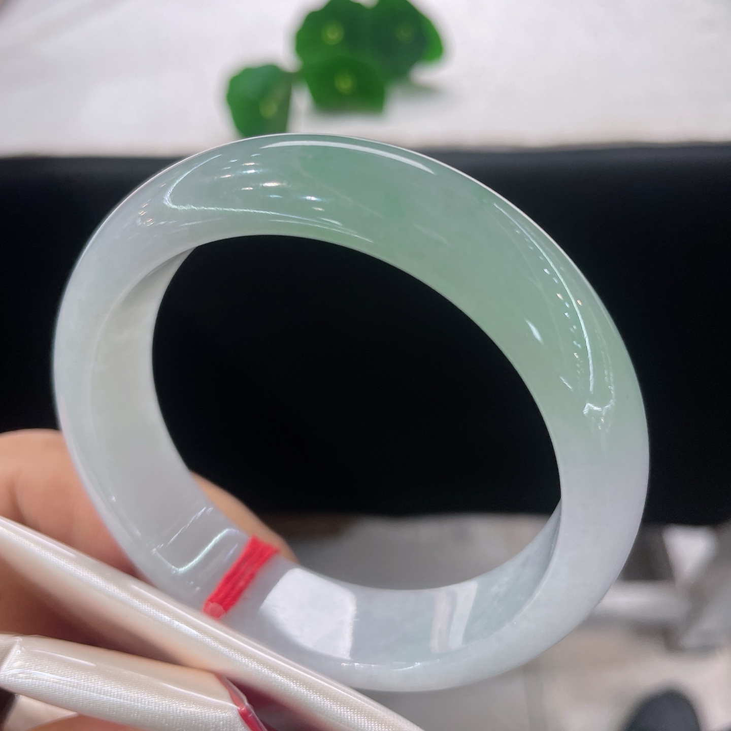 天然翡翠手镯 圈口57.8/15.3/8.5，淡春彩正圈，57/59可戴，半玉凝霜白，半镯浸春山。微棉