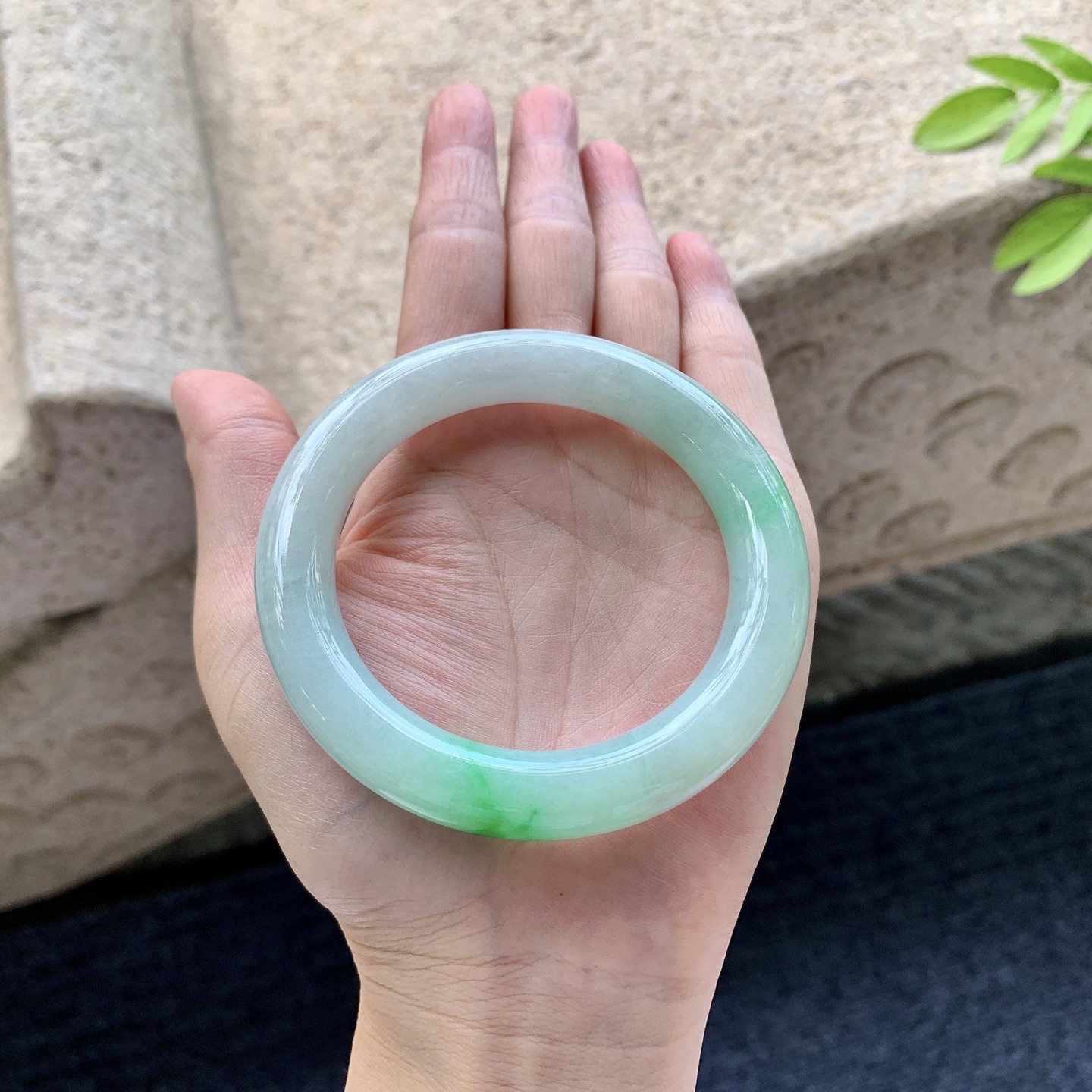 圆条54 55 圈口54.3/11/10.4 编码GL091415 糯冰飘绿，水润，种老，细腻，打灯有棉纹