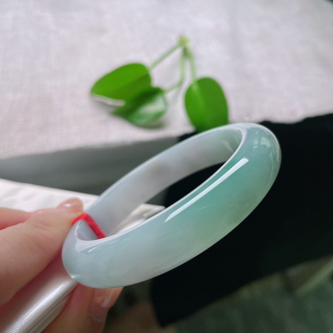 54.7/12.2/8.3，蓝底正圈，一点皮纹，玉肉细腻紧实，素圈简约无雕饰，留存翡翠天然质感。ss58770a