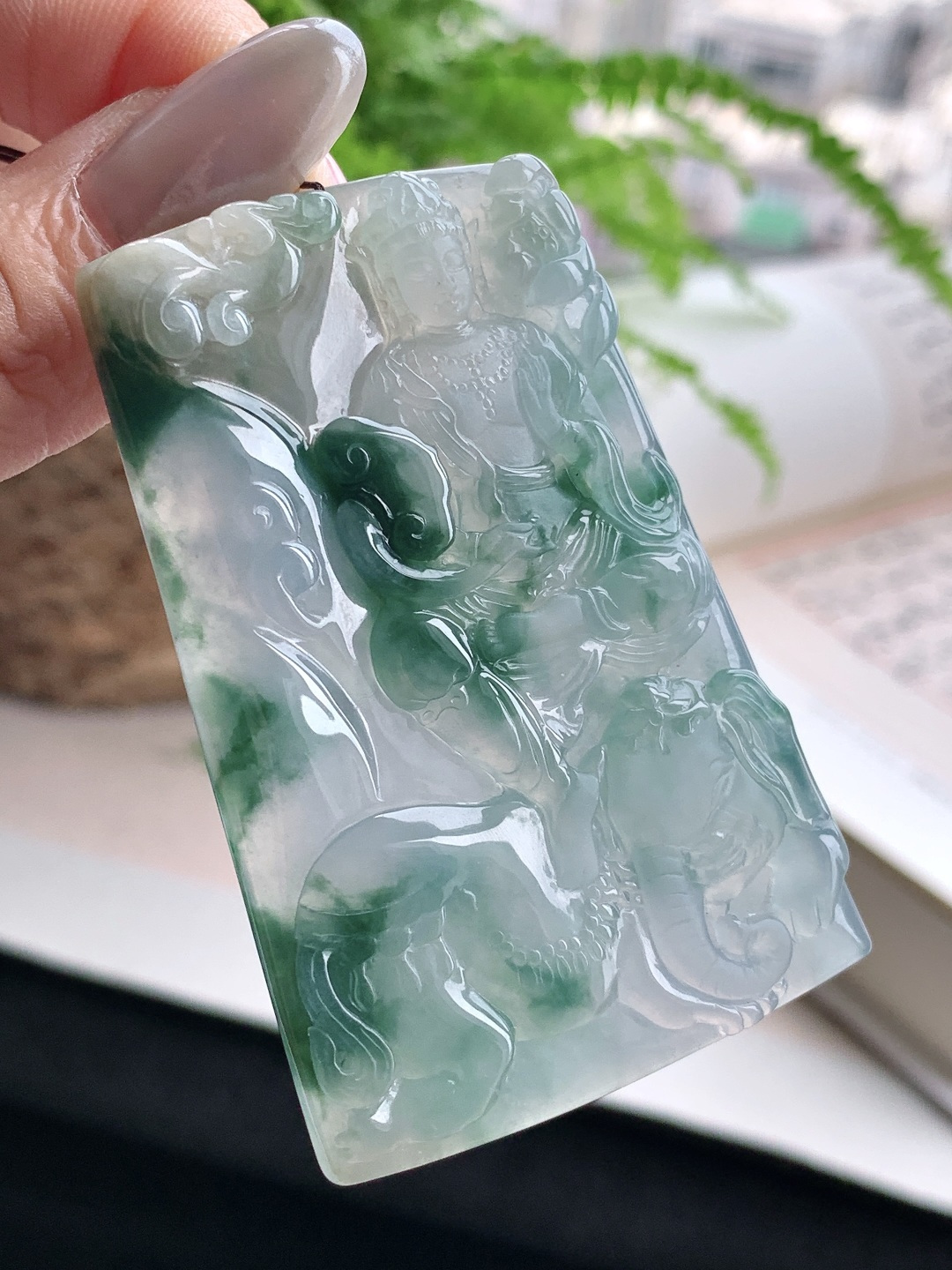 【裸石】️冰种飘花普贤观音牌吊坠 【说明】缅甸 性比高 厚装 【尺寸】66.5-44.2-6 【重量】44克