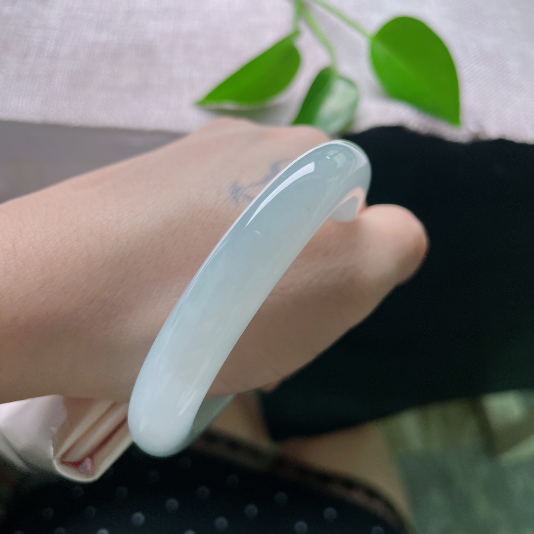54.8/10.6/8.4，蓝底正圈，一点皮纹，似薄雾笼罩的湖面，淡淡晴底携一抹翠意，静谧治愈。ss58816a
