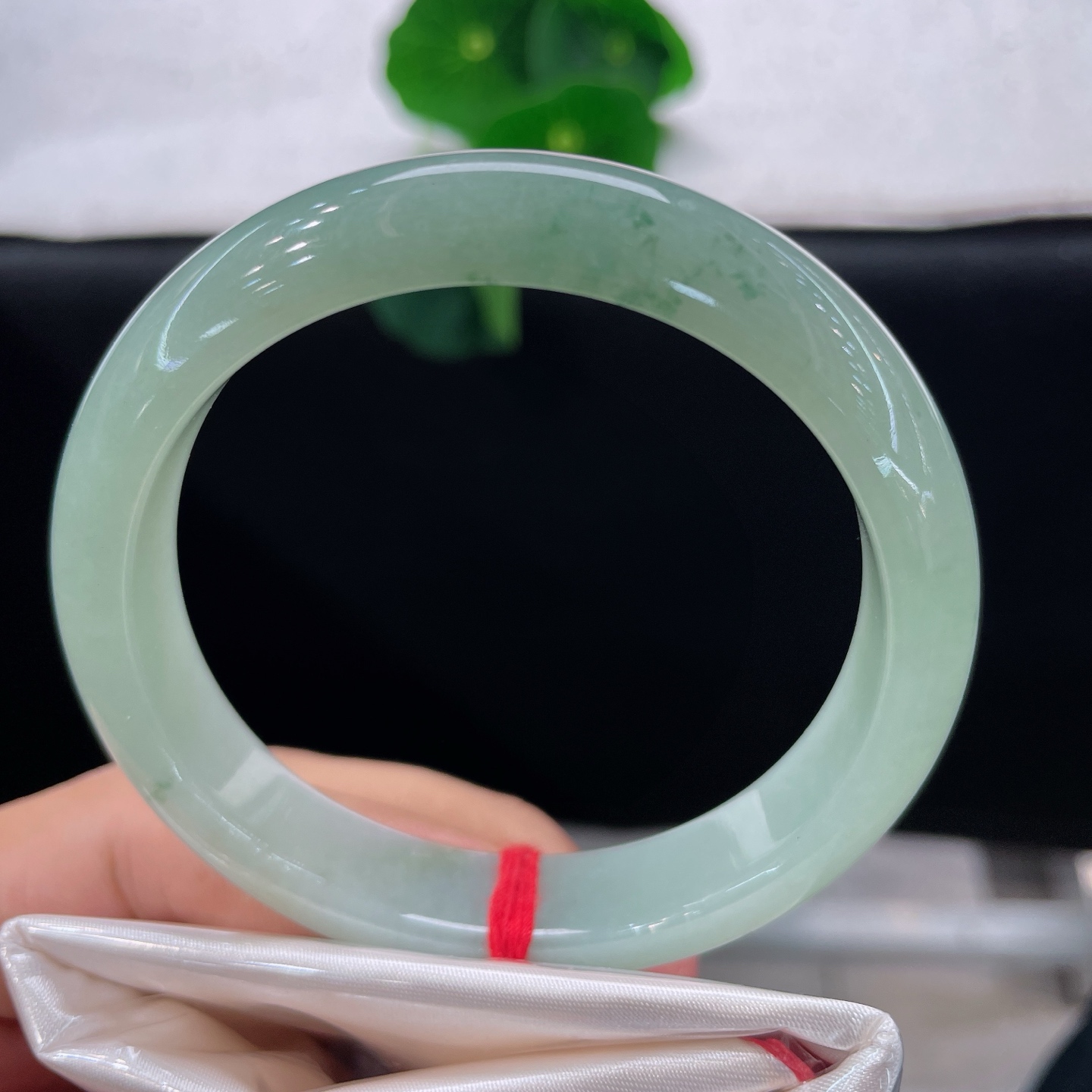 天然翡翠手镯 圈口56.6/12.1/7.8，冰飘花正圈，56/57可戴，一镯浸浅碧，碎翠落清痕。无裂。