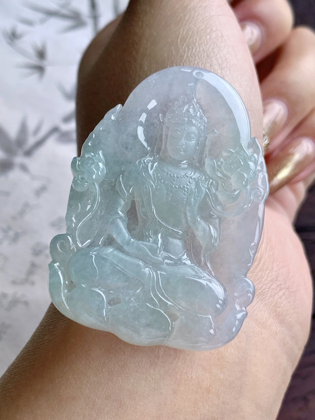 【裸石】🫧糯冰晴水持莲观音大势至牌吊坠 【说明】缅甸 性比高 【尺寸】52-37-5.6 【重量】22.3克