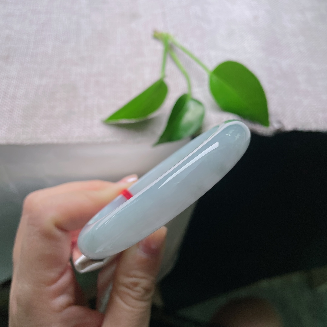 58.8/11.8/8.4，蓝底正圈，一点皮纹，冰润浅晴平安镯，玉质细腻温润，带一缕淡绿，清雅柔和。ss58763a