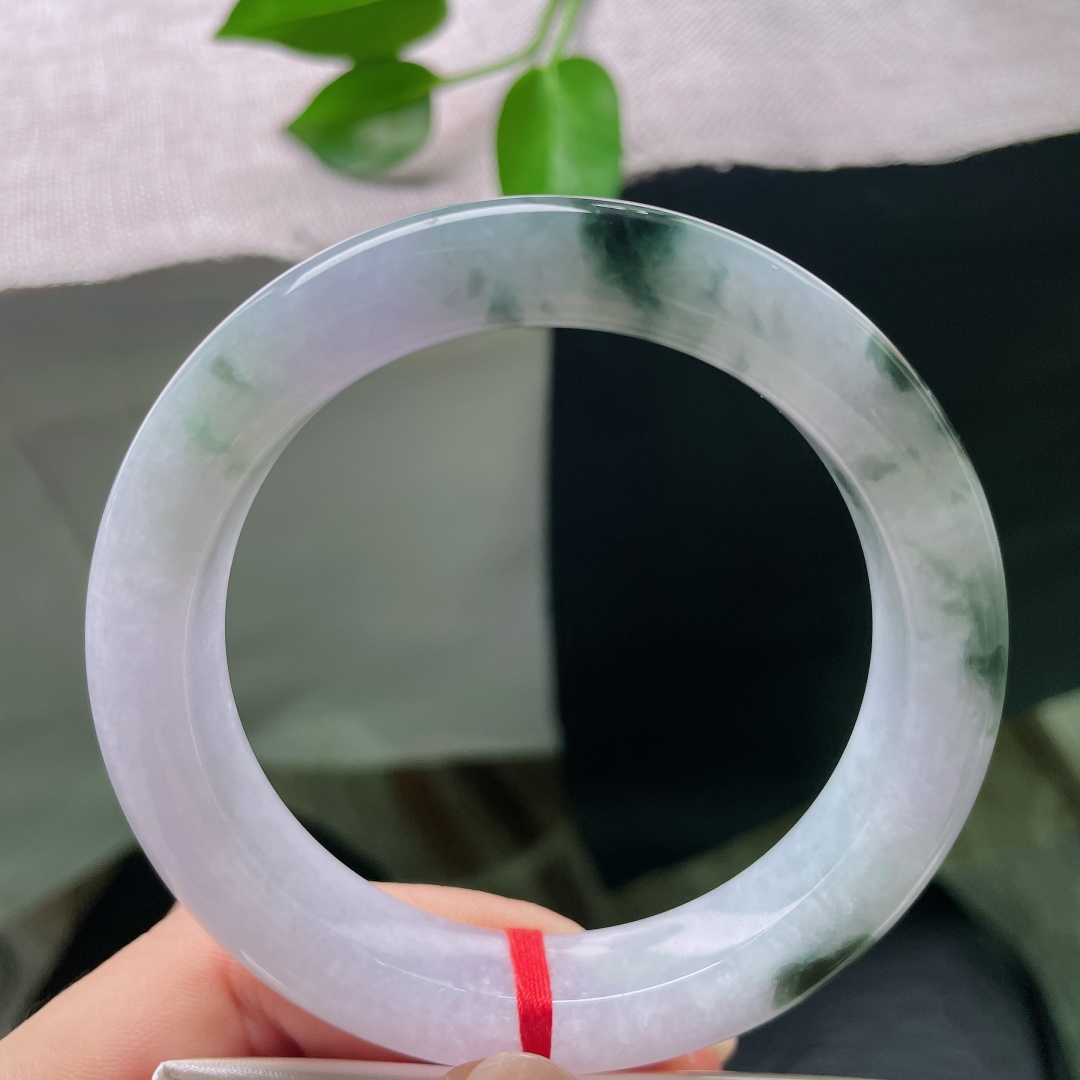 59/12.8/10.2，飘花正圈，皮纹，水润细腻，飘花仿佛在紫底之上缓缓游走，虚实相生，动静之间，尽显飘花翡翠独有的写意韵味。ss59021a