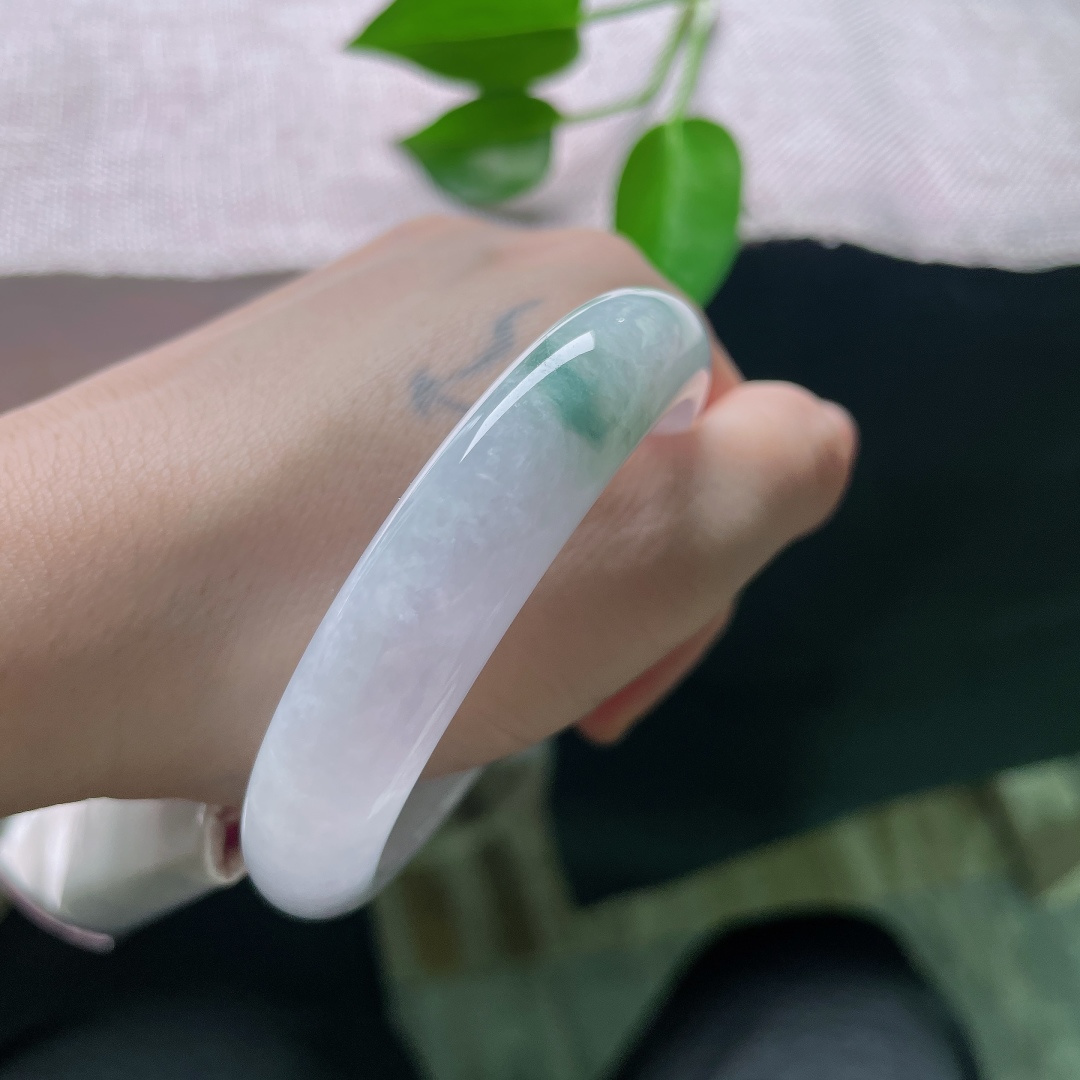 55.5/12.6/8.3，飘花正圈，皮纹，淡紫为底，柔和飘花由玉骨之内缓缓晕出，不艳俗、不暗沉，如烟似雾，温柔得恰到好处。ss59018a