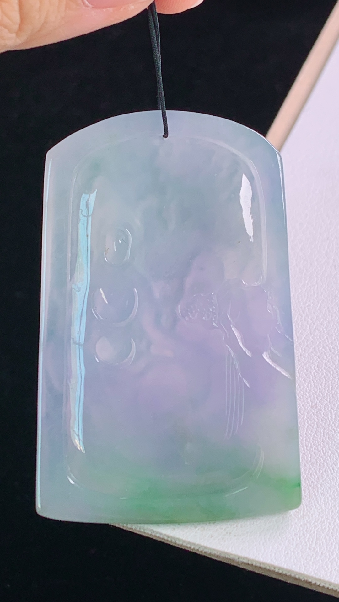 ️春彩山水观音 色彩丰富，雕工精湛，无裂 尺寸:60.6-39.0-5.6mm 10