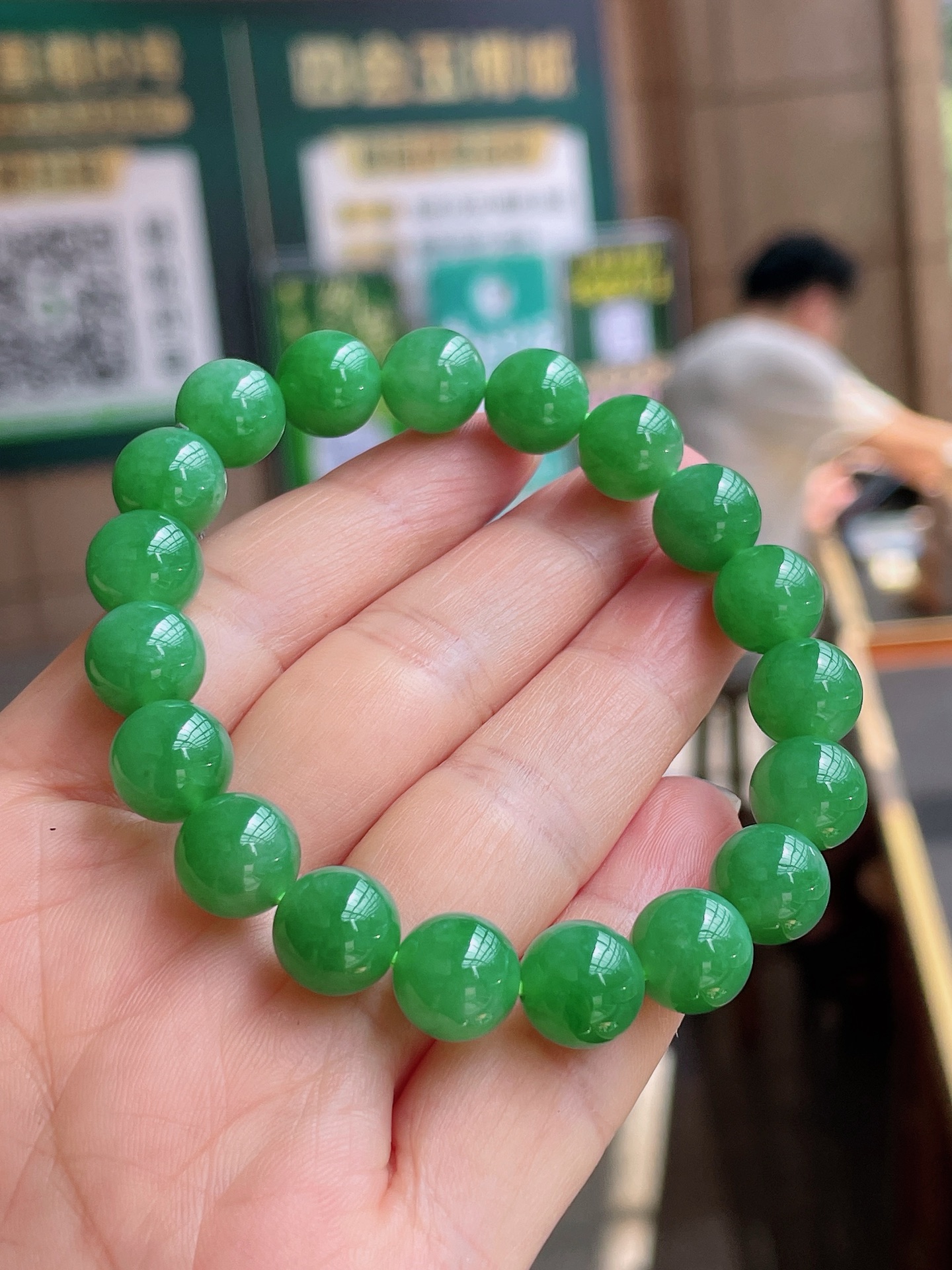️ 满色阳绿手链 色艳色浓，珠圆玉润 尺寸：10